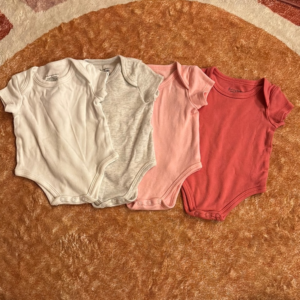 ⚫️ First Impressions | Bundle of 4 *Super Soft* Onesies Newborn